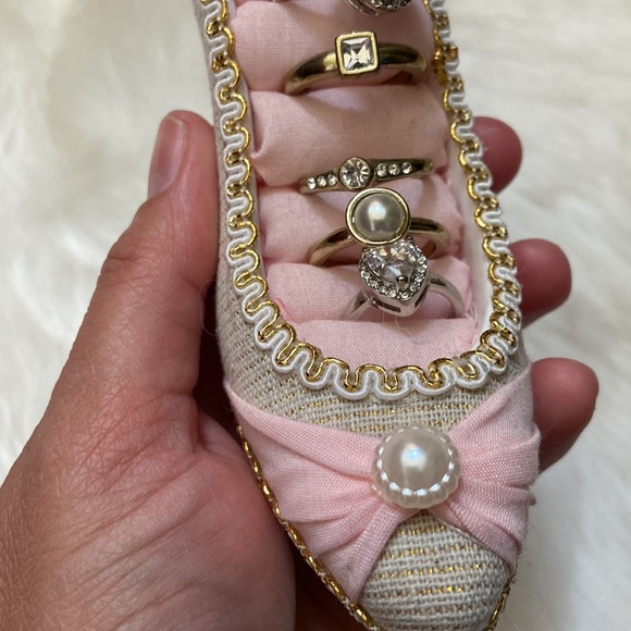 Vintage shoe ring holder! Cute gold thread detail. - Picture 5 of 5